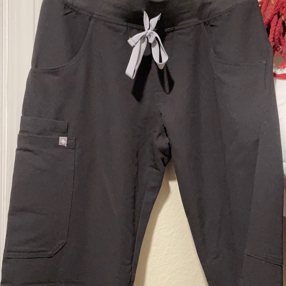 Kade cargo scrub pants by FIGS